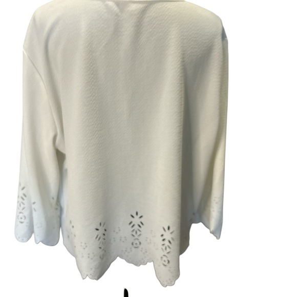 Lot of (2) White blouses, size 2XL and 3XL, preowned in excellent condition. - Picture 6 of 11